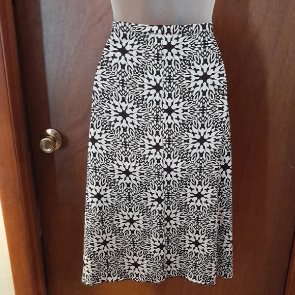 Brown and White Patterned Women's Skirt - Picture 2 of 4
